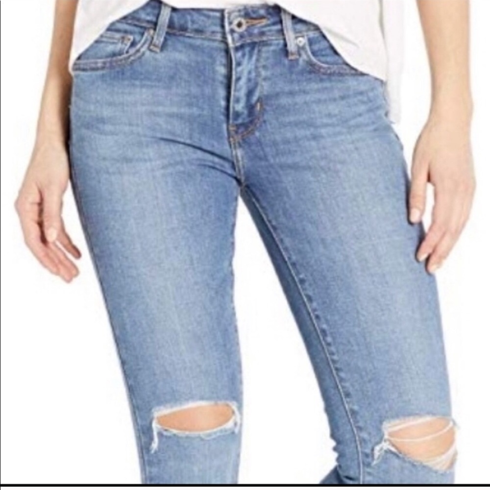 🌸 LEVI’S 711 skinny Distressed Jeans • Size 26